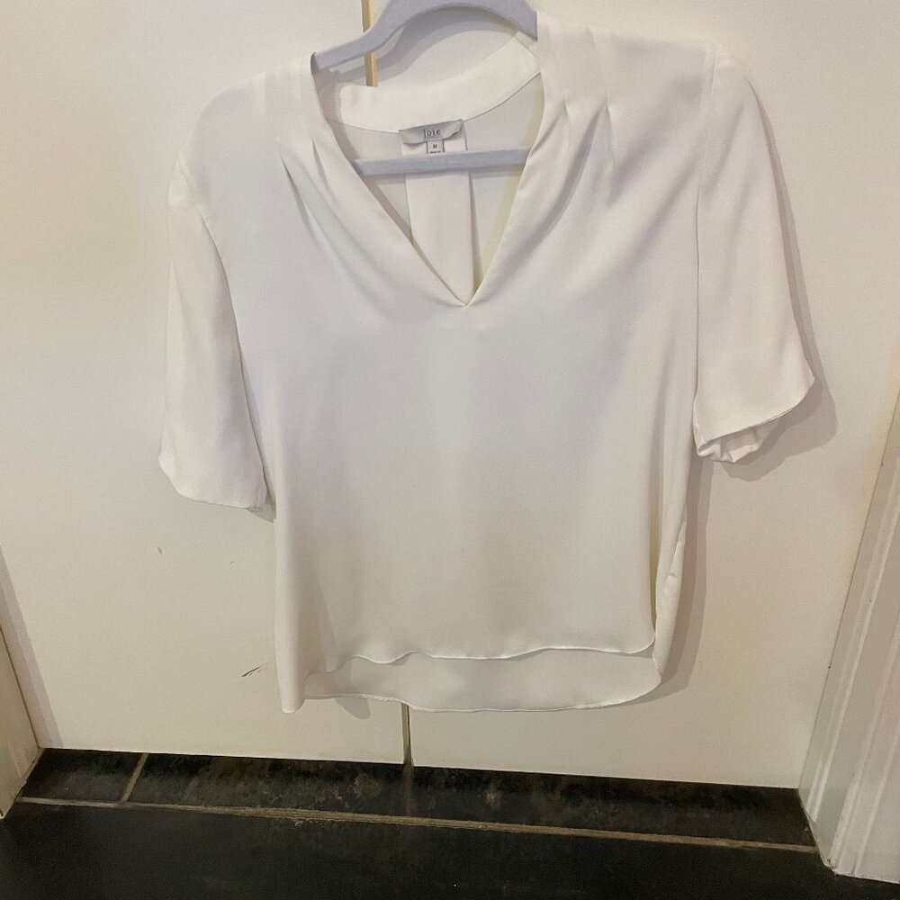 Joie Ivory Silk Blouse Short Sleeve V-Neck blouse